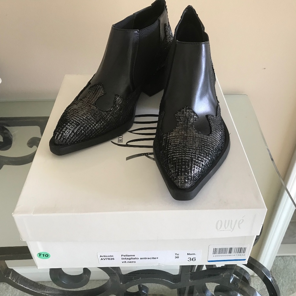 Ovye black with silver snake trim boot